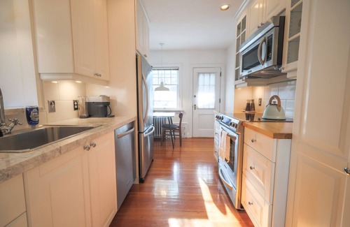 Mission District Condominio | Old-World Charm Meets Contemporary Furnishings: Inner-City Calgary Condo