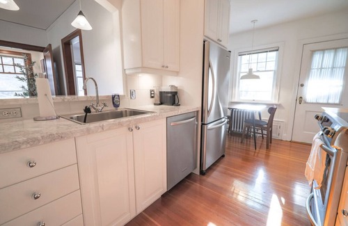 Mission District Condominio | Old-World Charm Meets Contemporary Furnishings: Inner-City Calgary Condo