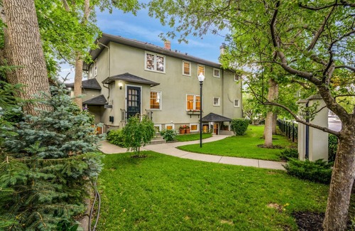 Mission District Condominio | Old-World Charm Meets Contemporary Furnishings: Inner-City Calgary Condo