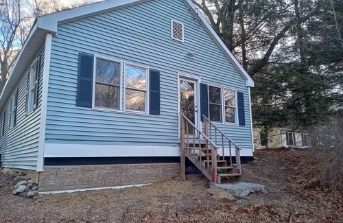 Barkhamsted Casa | Older house near parks, beach, fishing, boating, river rafting, and night life.
