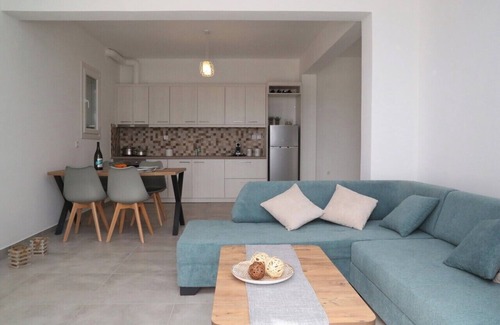 Vissa Villa | Olea Suite Syros offers unique sea views in a house with parking and Wi-Fi.