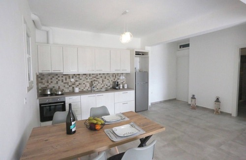 Vissa Villa | Olea Suite Syros offers unique sea views in a house with parking and Wi-Fi.