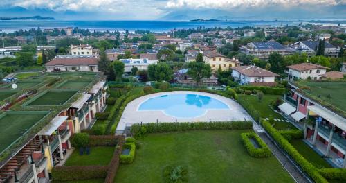 Rivoltella Apartamento | Oleandro Apartment - Featuring a Private Garden and Access to 5 Pools