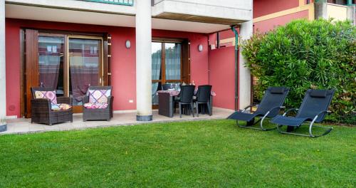 Rivoltella Apartamento | Oleandro Apartment - Featuring a Private Garden and Access to 5 Pools