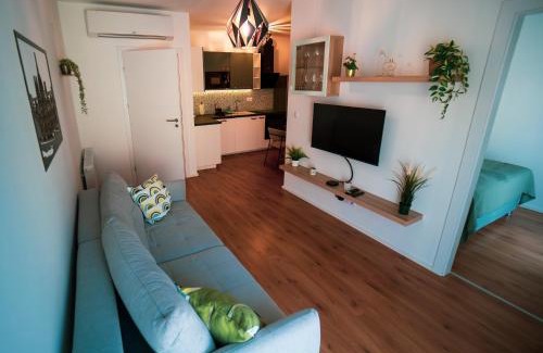 Nepszinhaz negyed Apartamento | Oli Fiumei Apartman