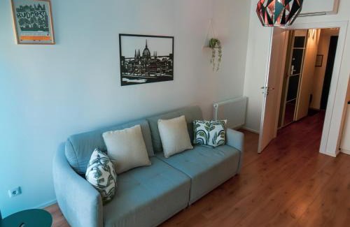 Nepszinhaz negyed Apartamento | Oli Fiumei Apartman