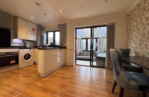 North Stifford Casa | Olive 3-4 Bed House, Sleeps 9, Free Parking, Grays