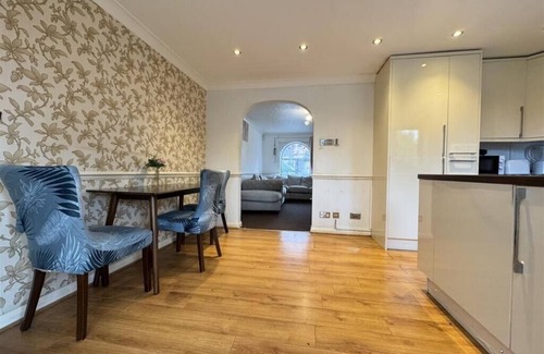 North Stifford Casa | Olive 3-4 Bed House, Sleeps 9, Free Parking, Grays