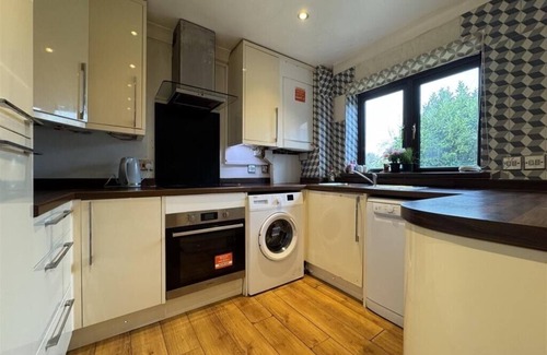North Stifford Casa | Olive 3-4 Bed House, Sleeps 9, Free Parking, Grays
