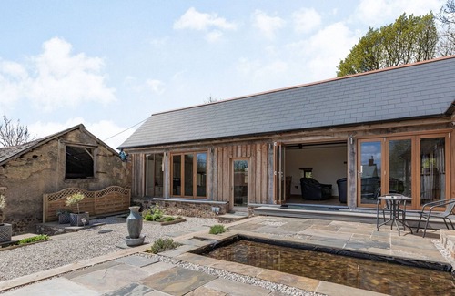 Christchurch Cabaña | OLIVE BARN, family friendly, with hot tub in Rackenford