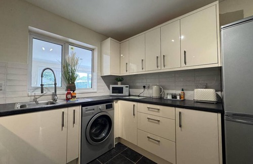 Swindon Casa | Olive House Long Stay Discounts Sleeps 8 Parking