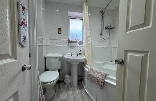 Swindon Casa | Olive House Long Stays Sleeps 8 Free Parking