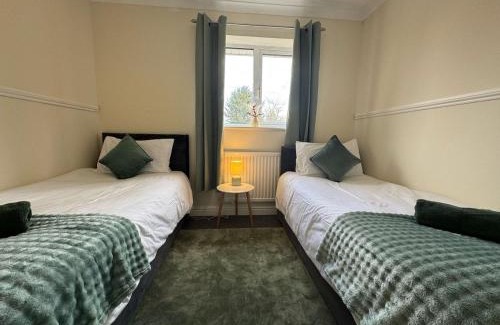 Swindon Casa | Olive House Long Stays Sleeps 8 Free Parking