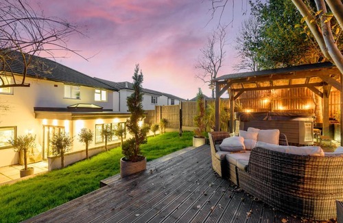 Cray Valley East Villa | OLIVE - Luxury Gated Property & Hot Tub