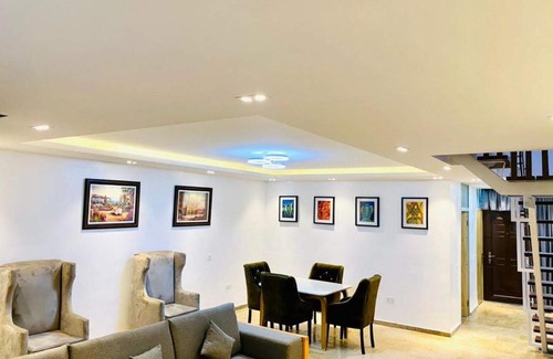 Ofin Apartamento | OlliebeierArtApartment Charming recently refurbished three-bedroom apartment located in VI