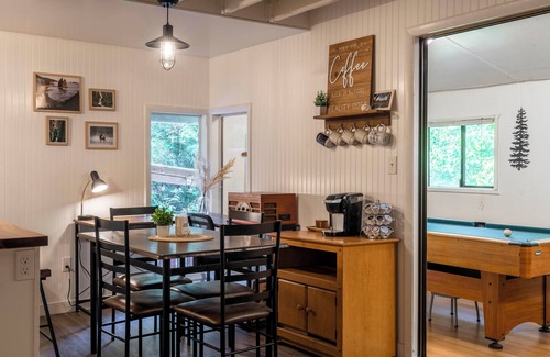 Brinnon Cabina | Olympic Wanderer Creekside Hot-tub Olympic Peninsula Nature Retreat