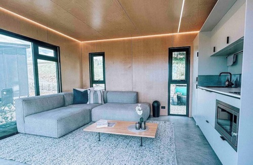 Tawharanui Cabina | Omakana Cabin – Scenic Farm Stay with Sleepout