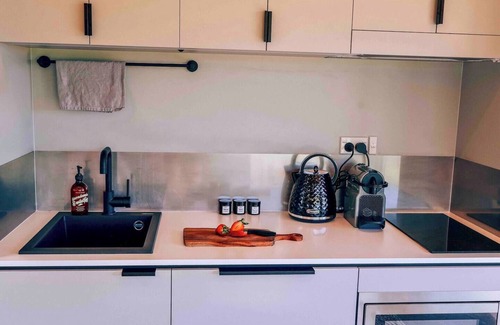 Tawharanui Cabina | Omakana Cabin – Scenic Farm Stay with Sleepout