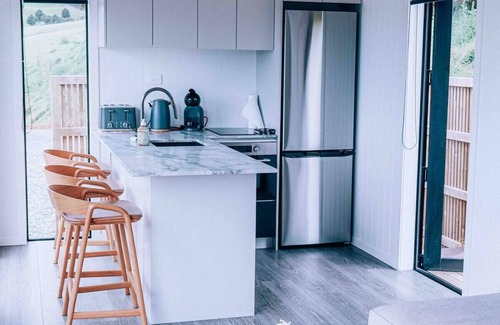 Tawharanui Cabina | Omakana Cottage - Farm Views & Cedar Hot Tub