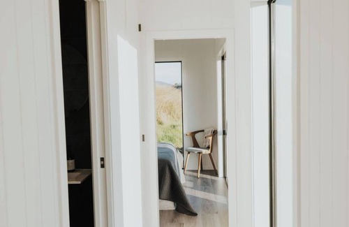 Tawharanui Cabina | Omakana Cottage - Farm Views & Cedar Hot Tub