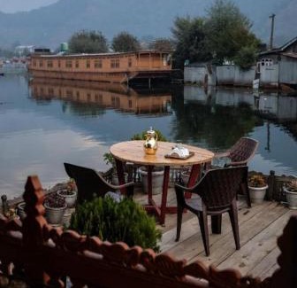 Dal Lake Casa | OMAR KHAYYAM HOUSEBOAT RETREAT and FAVELA HEADROOMS
