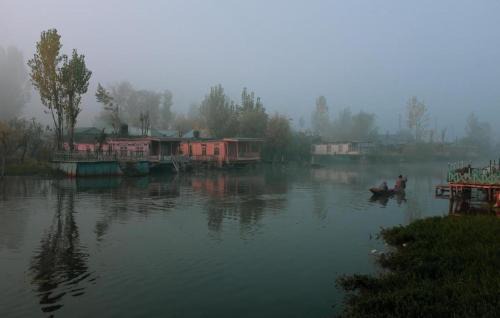 Dal Lake Casa | OMAR KHAYYAM HOUSEBOAT RETREAT and FAVELA HEADROOMS