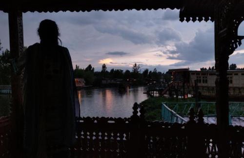 Dal Lake Casa | OMAR KHAYYAM HOUSEBOAT RETREAT and FAVELA HEADROOMS