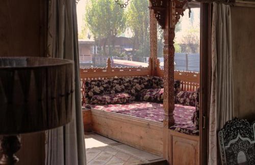 Dal Lake Casa | OMAR KHAYYAM HOUSEBOAT RETREAT and FAVELA HEADROOMS