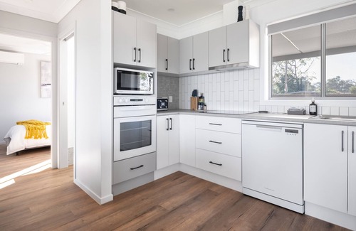 Gwandalan Casa | Omaroo: Lakefront Home for families or couples. Walking distance to Club & Shops