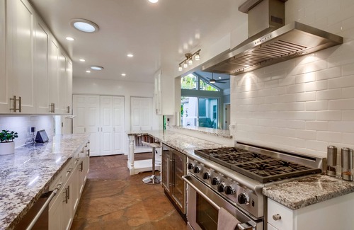Middletown Casa | OMG!! A BLUE LAGOON IN THE ♥ OF THE CITY? POOL, GAME ROOM, VIEWS, LUXURY