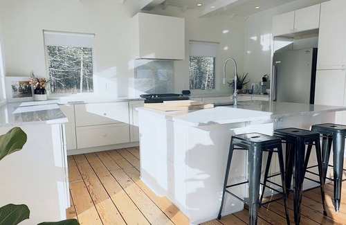 East Durham Casa | OMG Modern Country House wrap around deck beautiful sunrise walk to zoom flume.