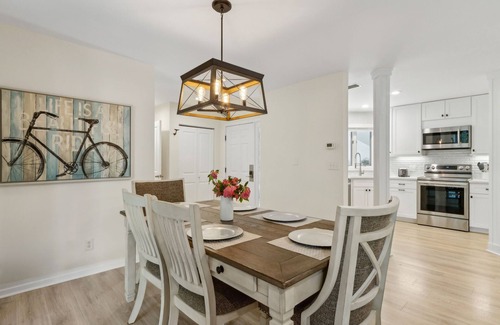 Fernandina Beach Condominio | Omni AIP Poolside One-Story Villa, 8-Min Walk to Beach, Wagon & Chairs Included!