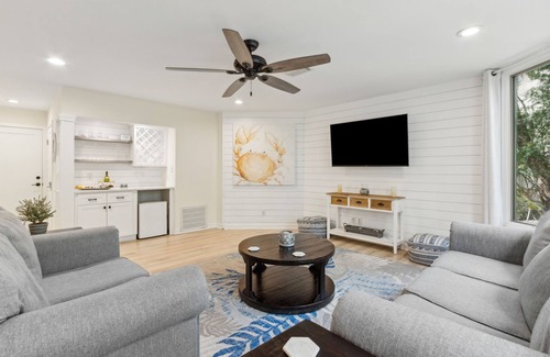 Fernandina Beach Condominio | Omni AIP Poolside One-Story Villa, 8-Min Walk to Beach, Wagon & Chairs Included!