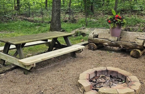Slippery Rock Apartamento | On 25 forested acres of nature!