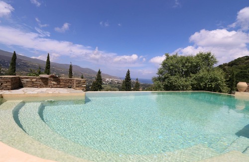 Andros Town Villa | En una colina exuberante Una casa de campo aislada con piscina infinita y vistas infinitas