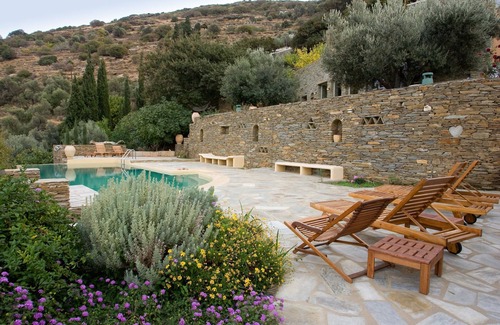 Andros Town Villa | En una colina exuberante Una casa de campo aislada con piscina infinita y vistas infinitas