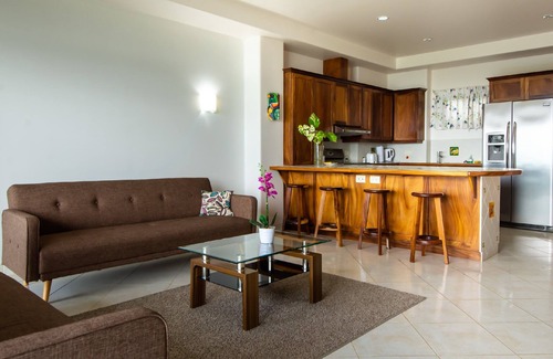 Naranjos Agrios Condominio | En una ladera privada con vistas al prístino lago Arenal