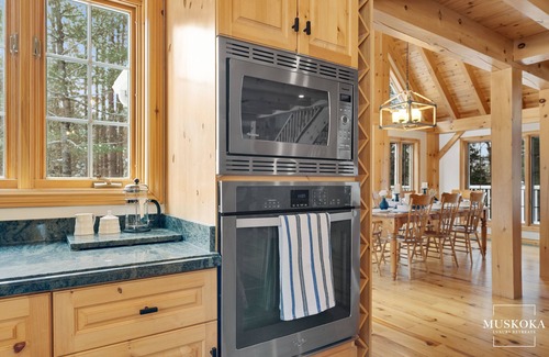 Baysville Casa | On a quiet year-round easily accessible road makes for a peaceful drive in.