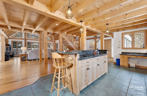 Baysville Casa | On a quiet year-round easily accessible road makes for a peaceful drive in.