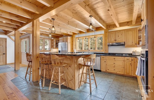 Baysville Casa | On a quiet year-round easily accessible road makes for a peaceful drive in.
