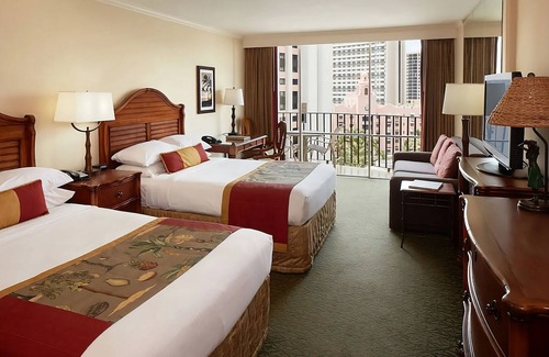 Waikiki Hotel | On Beautiful Waikiki Beach! Pool, Spa, 3 On-Site Restaurants, Water Activities
