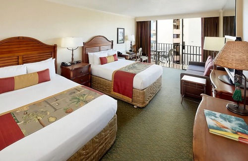 Waikiki Hotel | On Beautiful Waikiki Beach! Pool, Spa, 3 On-Site Restaurants, Water Activities
