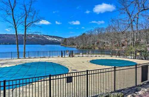 Lake Harmony Apartamento | On Big Boulder Lake Condo with Community Pools!