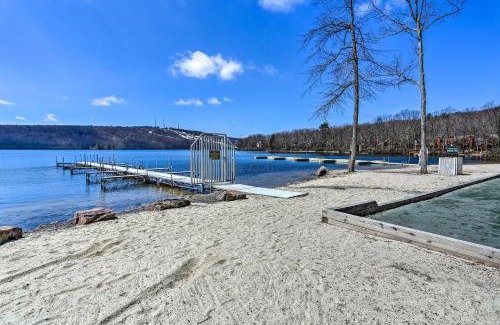 Lake Harmony Apartamento | On Big Boulder Lake Condo with Community Pools!