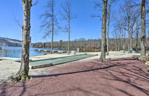 Lake Harmony Apartamento | On Big Boulder Lake Condo with Community Pools!