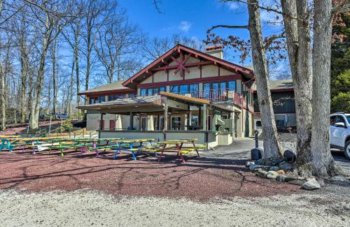 Lake Harmony Apartamento | On Big Boulder Lake Condo with Community Pools!