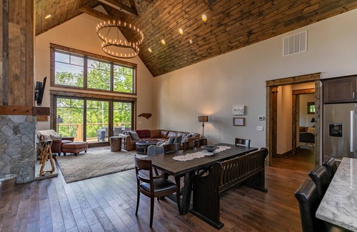 Elk Park Cabina | On Eagle's Wings at Eagles Nest - New build, near Winery, new hot tub!