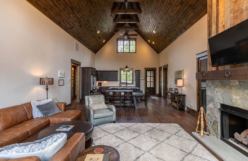 Elk Park Cabina | On Eagle's Wings at Eagles Nest - New build, near Winery, new hot tub!
