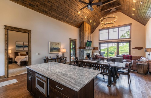 Elk Park Cabina | On Eagle's Wings at Eagles Nest - New build, near Winery, new hot tub!