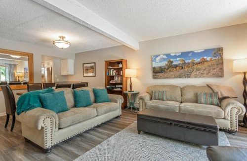 Vail Apartamento | On Gore Creek, Pet Friendly, Steps from Free Bus Stop & Great Value